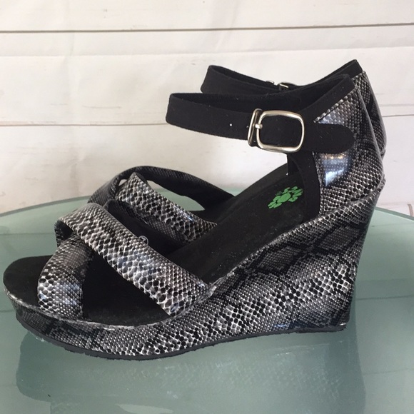 Dawgs Shoes - Dawgs Snake Print Strappy Wedge Sandal Size 7